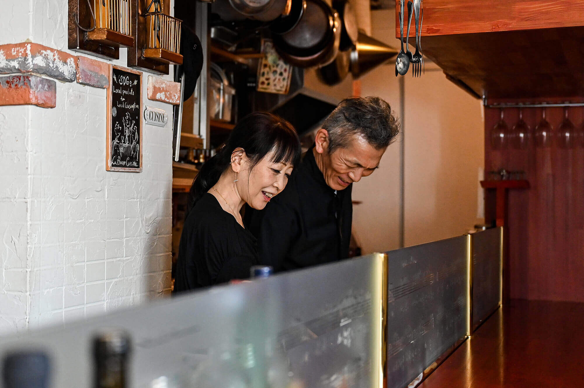 店内のシェフ夫妻